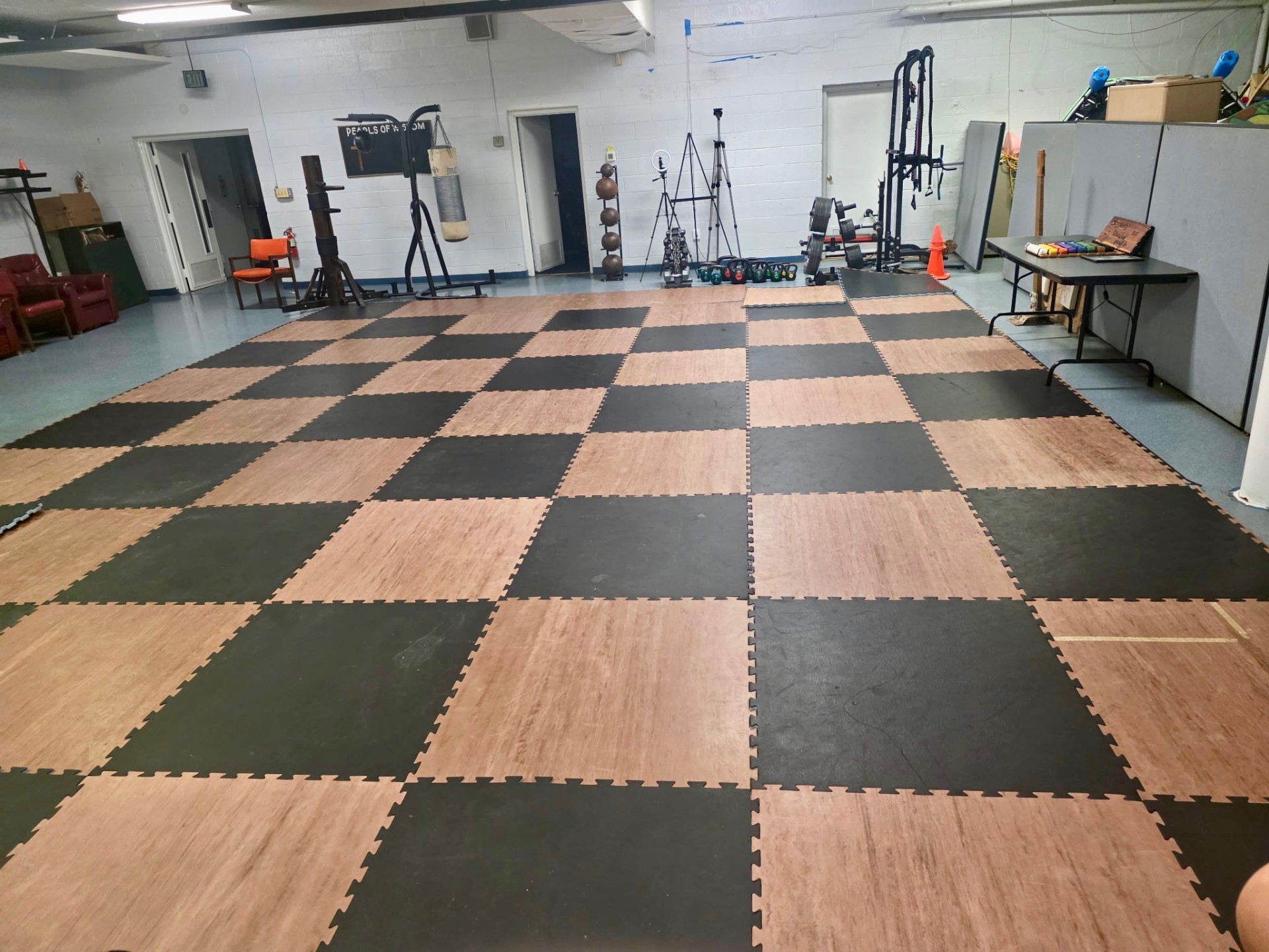 Closer view of the checkered mat